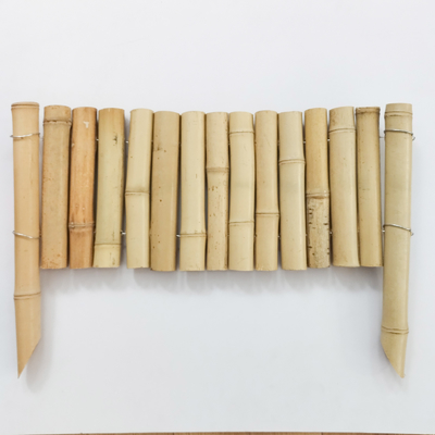 سياج حافة من الخيزران الطبيعي الأنيق لحدود حديقة جميلة